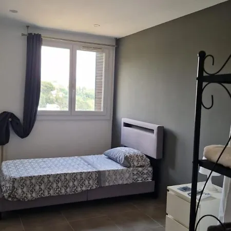 B&B Privative Renove 2024, Climatisation, Tramway Sur Place , 12 Min Centre, 16 Min Plage, Apercu Lateral Mer, 2 Wc Avec 2 Salle De Bain, Private Renovated 2024, Air-conditioned , Tram On Spot, 2 Toilets And 2 Bathrooms *
