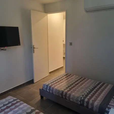 Privative Renove 2024, Climatisation, Tramway Sur Place , 12 Min Centre, 16 Min Plage, Apercu Lateral Mer, 2 Wc Avec 2 Salle De Bain, Private Renovated 2024, Air-conditioned , Tram On Spot, 2 Toilets And 2 Bathrooms Bed & Breakfast
